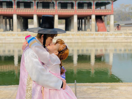 Huỳnh Phương và Sĩ Thanh khoe ảnh khóa môi tình tứ ở Hàn Quốc khiến fan trầm trồ ngưỡng mộ