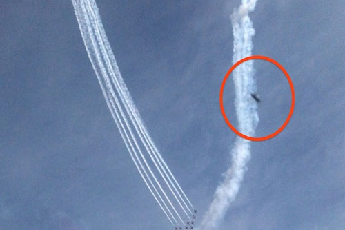 UFO đối đầu với 10 máy bay quân sự