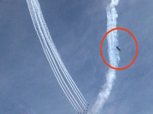 UFO đối đầu với 10 máy bay quân sự