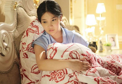 Về nhà không mở được cửa, chồng phá khóa xông vào thì lạnh người khi vợ run rẩy cùng hành động xót xa