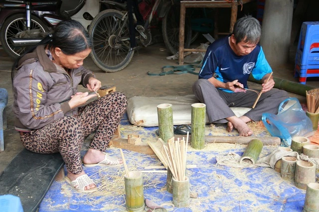 Vợ chồng ông Hà Văn Kỷ (51 tuổi) bà Vi Thị Thòa (48 tuổi) sống ở Bản Lác, huyện Mai Châu, tỉnh Hòa Bình. Trước kia, khi Bản Lác mới được đưa vào khai thác du lịch cộng đồng, ông bà cũng làm nghề buôn bán hàng Thổ Cẩm lưu niệm kiếm sống. Tuy nhiên, sau không bán được hàng, không có vốn cạnh tranh được với các gia đình khác, ông bà bỏ nghề chuyển qua làm đũa truyền thống để kinh doanh.