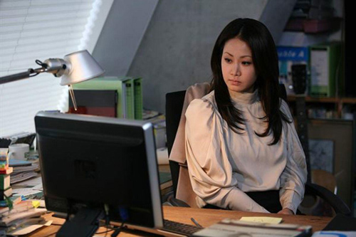 Biết chồng tằng tịu với osin, vợ lập kế "nằm nghiêng ráo nước" rồi chờ đợi