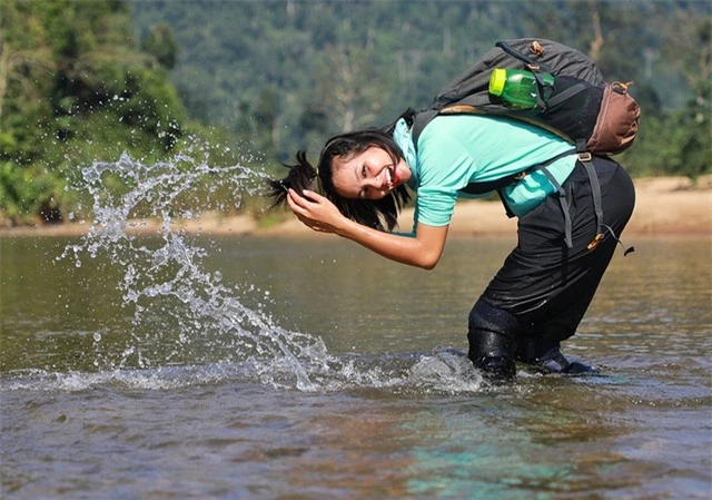 Hoa hậu H’hen Niê “hú hồn” vì bị trượt té khi thám hiểm hang Sơn Đoòng - 11