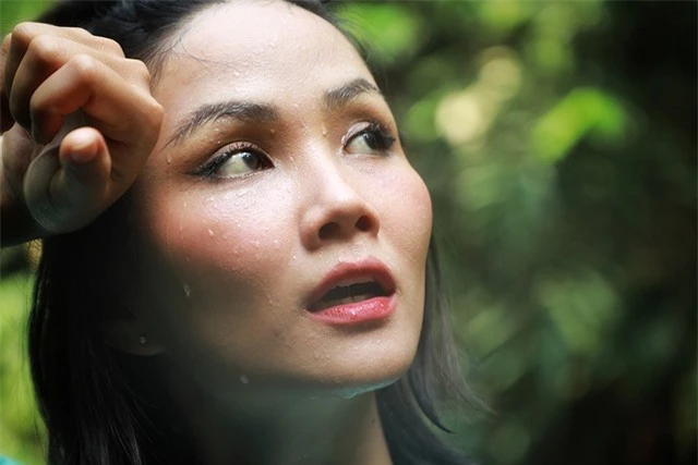 Hoa hậu H’hen Niê “hú hồn” vì bị trượt té khi thám hiểm hang Sơn Đoòng - 19