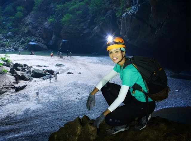 Hoa hậu H’hen Niê “hú hồn” vì bị trượt té khi thám hiểm hang Sơn Đoòng - 3