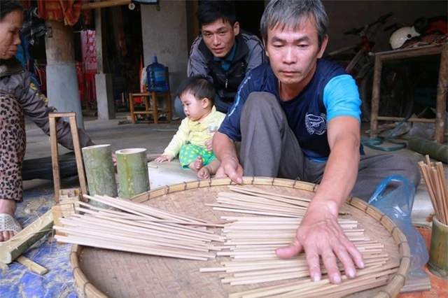  Đũa do vợ chồng ông Kỷ làm sau khi vót không đem sấy mà được phơi khô bằng nắng tự nhiên. Vào dịp cuối năm, ông bà làm cả ngày lẫn đêm để phục vụ nhu cầu của người sử dụng. 