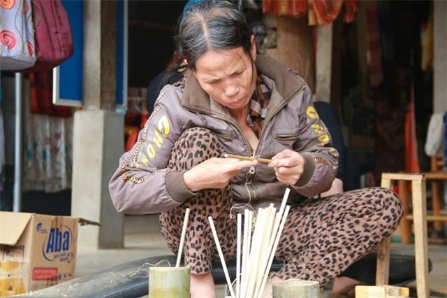  Ông bà Kỷ - Thòa nhờ làm nghề không giống ai này mà có tiền nuôi được cô con gái ăn học. Hàng ngày có thêm thu nhập mua thức ăn, chi phí sinh hoạt trong gia đình. Ông Kỷ nói: Mỗi tháng cũng kiếm được tiền triệu, nghề này không giàu được nhưng mừng vì nhiều người vẫn thích dùng đũa vót là mình sống được với nghề rồi. 