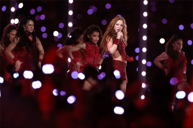 Mãn nhãn với màn diễn bùng nổ của Shakira và Jennifer Lopez - 13