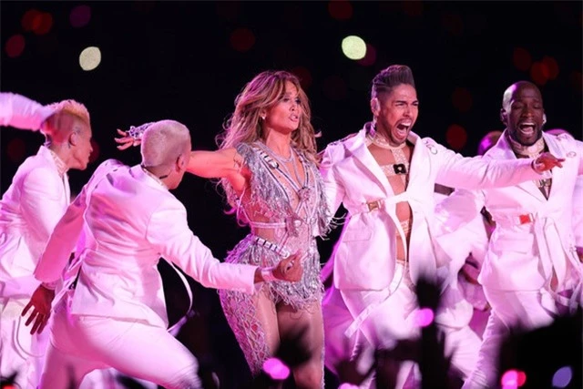 Mãn nhãn với màn diễn bùng nổ của Shakira và Jennifer Lopez - 4