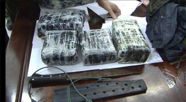 Ngăn chặn 36.000 viên hồng phiến và 4 kg ma túy dạng đá từ Lào về Việt Nam - Ảnh 1.