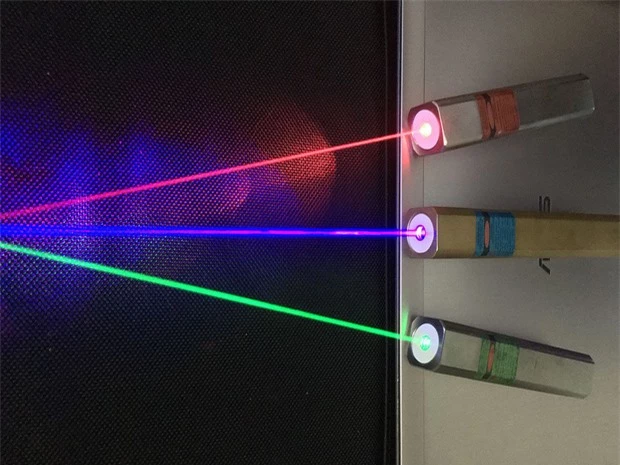 Nhìn thấy tia laser rất nhiều nhưng bạn có thắc mắc tại sao nó chỉ có màu đỏ? Đáp án thật sự sẽ khiến bạn thấy bất ngờ - Ảnh 2.