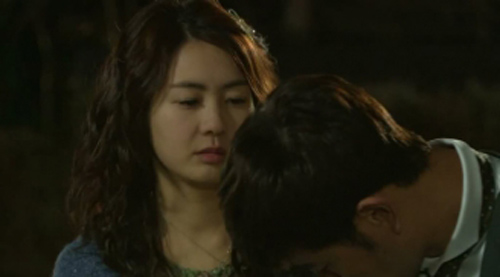 Đêm tân hôn, thấy vợ len lén ra ngoài nghe điện thoại, tôi đứng tim khi nghe được nội dung câu chuyện