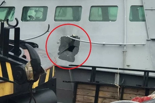 Vết đạn pháo 30 mm trên cabine tàu tuần tra của Hải quân Ukraine. Ảnh: National Interest.
