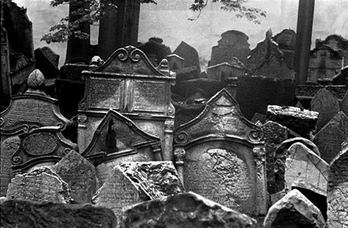 Giữa thủ đô Prague phồn hoa của Cộng hòa Séc, có một nghĩa địa độc lạ là nơi yên nghỉ của những người Do Thái. Số lượng các ngôi mộ ở đây là không xác định nhưng ước tính có khoảng 12.000 ngôi mộ đá có thể nhìn thấy và khoảng 100.000 người từng được chôn ở đây. Nhiều người kể lại rằng họ đã trông thấy các hiện tượng thần bí với những linh hồn di chuyển qua các ngôi mộ xếp chồng lên nhau.