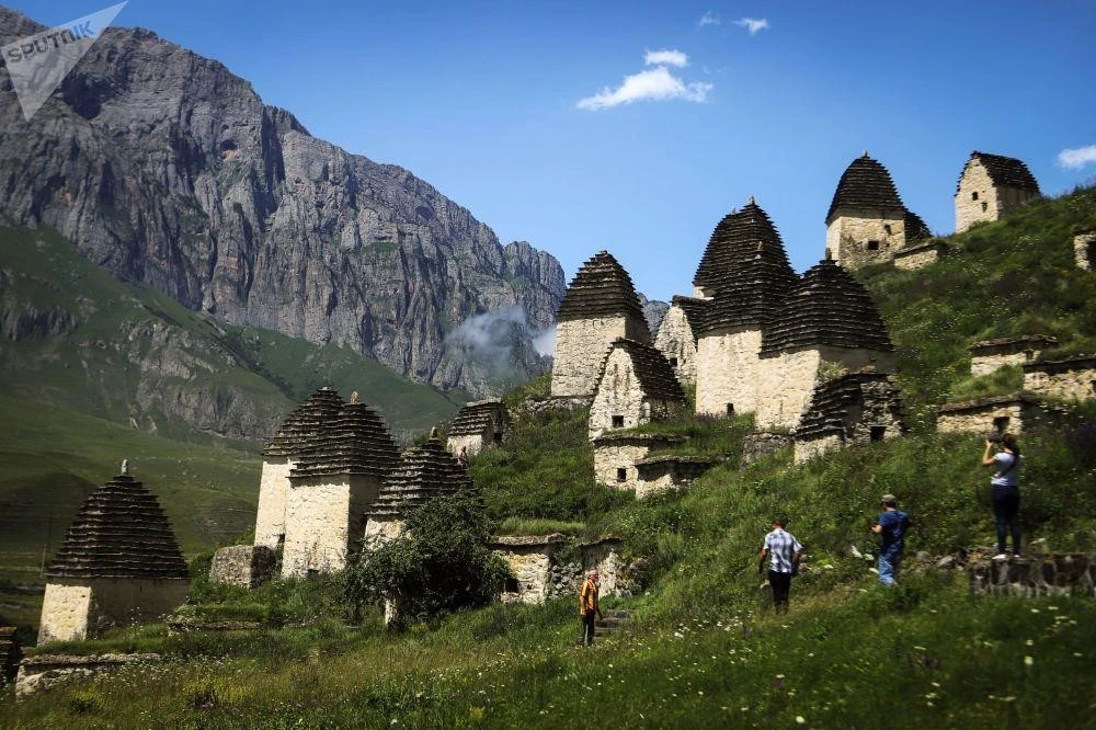 Đến thăm Cộng hòa Bắc Ossetia-Alania của Nga, du khách thường được giới thiệu đến Dargavs, ngôi làng có kiến trúc độc đáo, bao gồm các tòa tháp kiên cố và nghĩa địa gồm 95 hầm mộ có từ thời Trung Cổ.