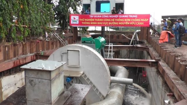 Siêu máy bơm chống ngập đường Nguyễn Hữu Cảnh (TPHCM) được vận hành lần đầu tiên vào ngày 21/7/2017.