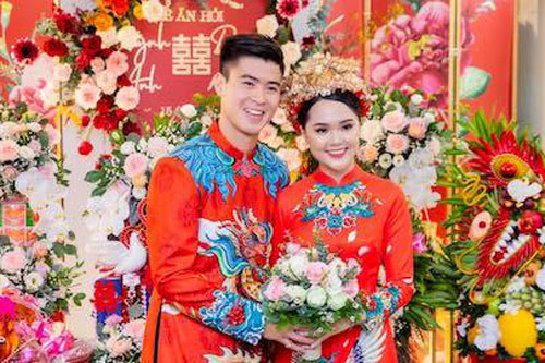 Duy Mạnh tổ chức đám cưới trên sân bóng ở quê nhà