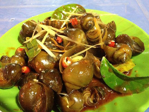 Cứ vô tư ăn ốc theo cách này có ngày cả nhà nhập viện, hối hận không kịp