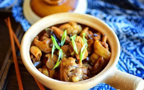 Mẹ đảm làm đùi gà om nấm đông cô thơm ngon, ai cũng gật gù thích thú