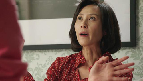 Thấy mẹ chồng lén lút trong phòng ngủ, con dâu phát hiện điều động trời bà đã làm