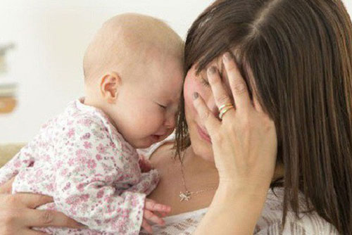 Hãi hùng chuyện mẹ chồng lên chăm con dâu ở cữ