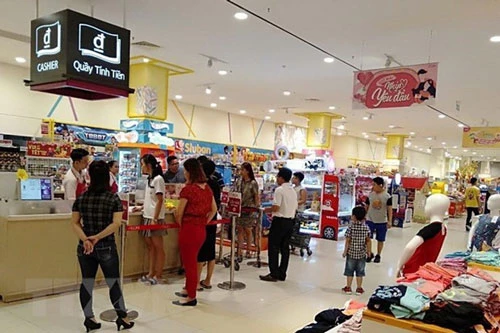 Người dân đến mua sắm tại siêu thị Aeon Mall Bình Dương. (Ảnh: TTXVN)