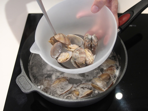 Không phải nước vo gạo hay muối, đây mới chính là tuyệt chiêu khiến ngao nhả sạch bách cát bẩn