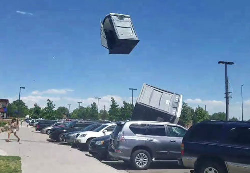 CLIP: Kinh hoàng trước cảnh lốc xoáy cuốn toilet công cộng bay lên không trung hàng chục mét