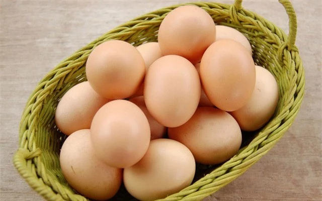 Trứng gà là nguồn thực phẩm dồi dào protein, rất có lợi cho mẹ bầu và thai nhi. Ngoài ra, trứng gà còn chứa nguồn axit béo Omega 3 và DHA rất cần thiết cho sự phát triển não bộ và mắt của thai nhi. Tuy nhiên, để tránh rủi ro, mẹ bầu cần chế biến trứng chín trước khi ăn.