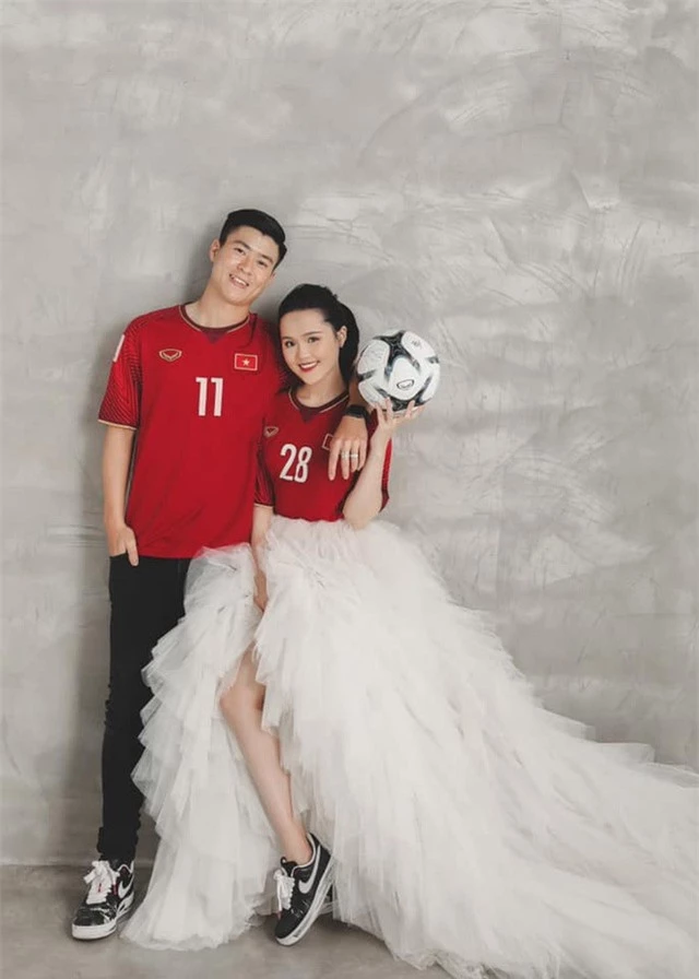 Duy Mạnh - Quỳnh Anh tung ảnh cưới nhắng nhít với áo cầu thủ - 1