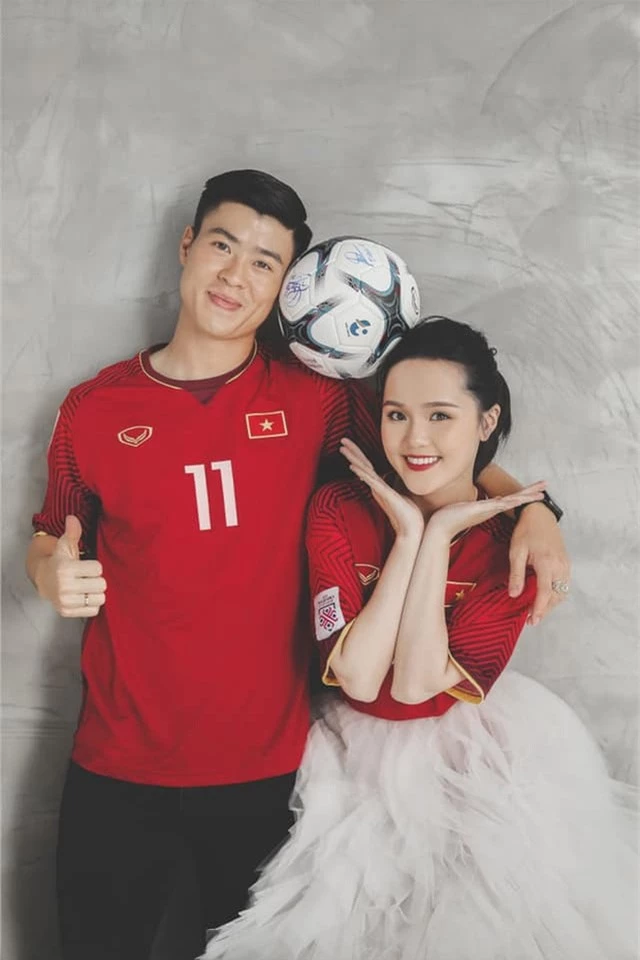 Duy Mạnh - Quỳnh Anh tung ảnh cưới nhắng nhít với áo cầu thủ - 4