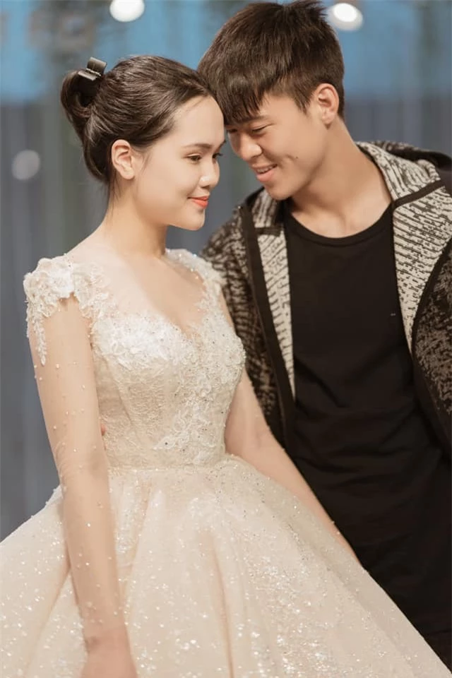 Duy Mạnh - Quỳnh Anh tung ảnh cưới nhắng nhít với áo cầu thủ - 7