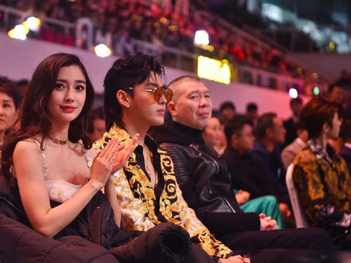 Angela Baby và Ngô Diệc Phàm tiếp tục gây tranh cãi khi có cử chỉ thân mật quá mức trong show thực tế