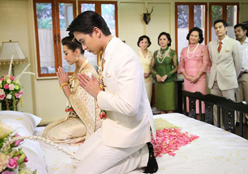 Thấy con riêng của vợ chạy theo xe hoa ngã chảy máu, chồng đạp cửa chạy xuống làm điều bất ngờ khiến cô dâu khóc không thành tiếng