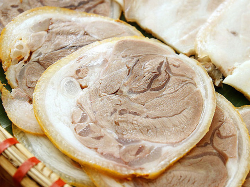 Luộc thịt chân giò cứ cho thêm thứ này đảm bảo thịt vừa chắc vừa giòn, thơm ngon hơn cả ngoài hàng