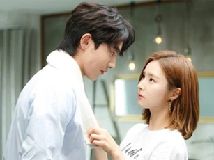 Vợ dẫn bạn gái về nhà chơi, nhìn vết bớt trên đùi cô ta tôi thét lên kinh sợ