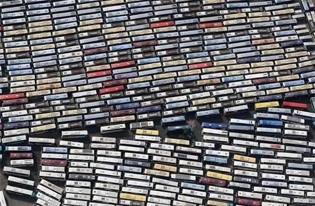 Nhìn qua tưởng cả tủ băng cassette khổng lồ, nào ngờ lại là mấy trăm chiếc xe bus