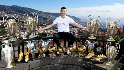 Ronaldo chụp hình bên những danh hiệu đã đạt được trong sự nghiệp