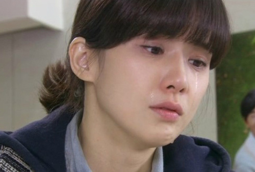 Sinh con 2 tháng, chồng nhìn tôi chép miệng "Nhìn em sợ quá"