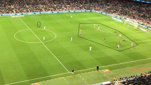 Messi đơn độc ngay trên sân.