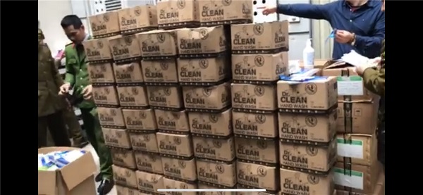 Bộ Công an: Thu giữ hơn 400.000 khẩu trang y tế và dung dịch sát khuẩn giả, kém chất lượng