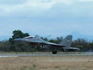 Không quân Ấn Độ tiếp nhận tiêm kích Su-30 MKI đầu tiên trang bị tên lửa BrahMos