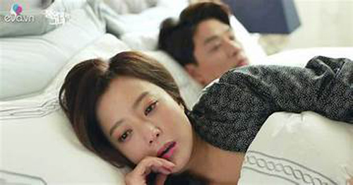 Nửa đêm tỉnh giấc, tôi phát hiện ra sự thật "động trời" của chồng