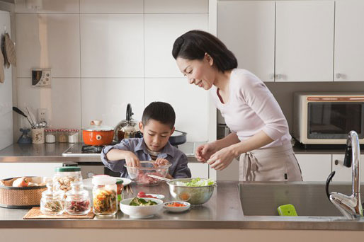 Không cần dụ dỗ bằng điện thoại, trẻ vẫn tự giác "ăn trun thút" nhờ được dạy những kỹ năng sau