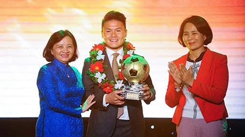 Quang Hải nhận danh hiệu Quả bóng vàng Việt Nam năm 2019