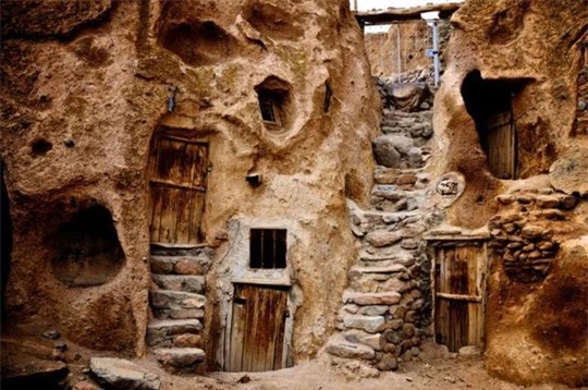 Kiến trúc hang động độc nhất vô nhị trong ngôi làng cổ bằng đá - Ảnh 2.