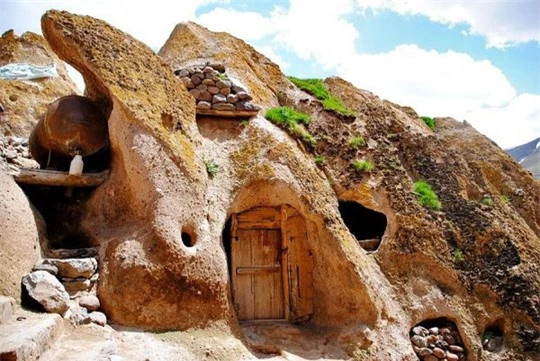 Kiến trúc hang động độc nhất vô nhị trong ngôi làng cổ bằng đá - Ảnh 3.
