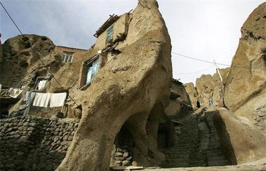 Kiến trúc hang động độc nhất vô nhị trong ngôi làng cổ bằng đá - Ảnh 9.