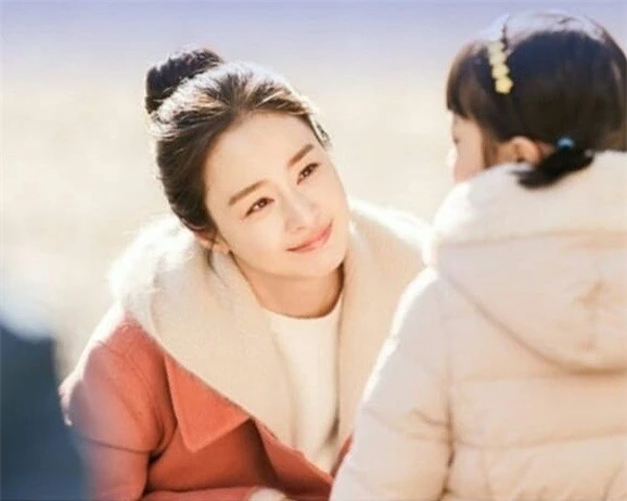 Kim Tae Hee đẹp như nữ thần ở tuổi 39 - ảnh 16