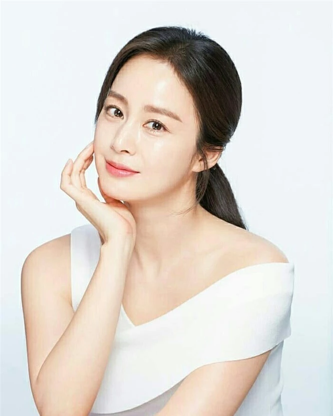 Kim Tae Hee đẹp như nữ thần ở tuổi 39 - ảnh 4